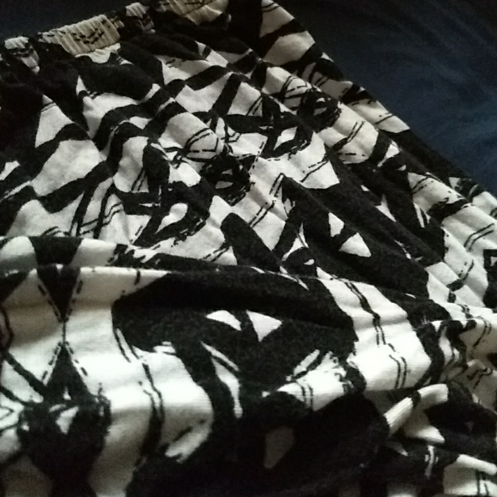 High Low Patterned Skirt - Picture 3 of 3